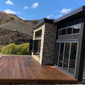 Lakefront Luxury In Old Cromwell **New 3BR Home**