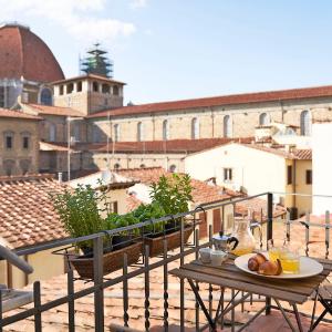 One of a kind Near The Duomo w/Balcony Palace Apt