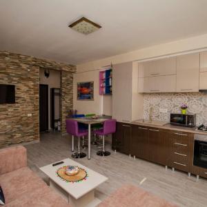 Golden Apartment 2