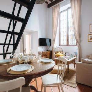 Casa Galera Historic Downtown Apartment in Seville