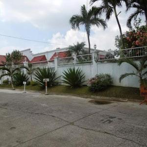 Casa Meyer's BF Homes International House for rent with pool and Jacuzzi