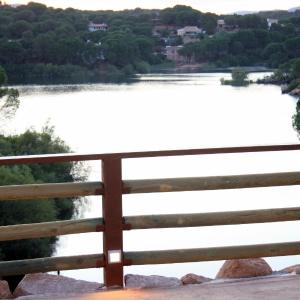 LAS CABAÑAS DEL LAGO más pase piscina las 2 columnas Del 1 junio 2026 al 30 agosto 2026