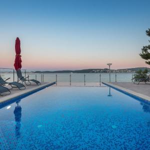 Gem of the sea luxury beach apartment with brand new heating infinity pool