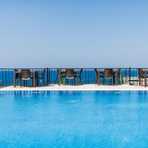 Olivia Palm Hotel