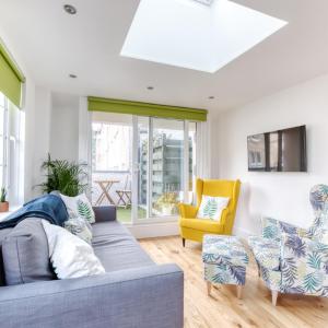 Central Bright 3 Bed Flat with Parking