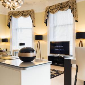 Marks At The Manor Luxury Riverside Apartments - Sleeps up to 4, with Parking and Sky TV