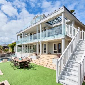 Orakei Grandeur Mansion with Sea Views & Pool