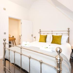 12 Bootham Court · Stylish Modern 2-Bed Flat in York with Parking - Pass the Keys