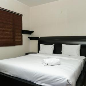 Big and Cozy Studio Apartment at Puri Garden By Travelio