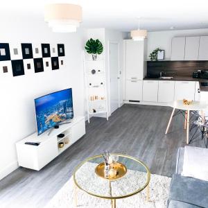 Modern 2 Bed Apartment with Central Location