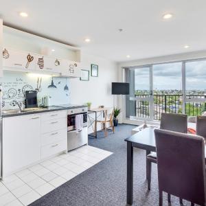 Cityscape Charm Apt w Parking, Views, Pool & Gym