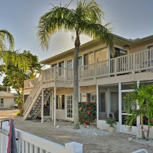 Siesta Keys Home with Deck Half Mile to Turtle Beach
