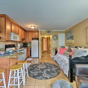 Beachfront Paradise! Condo w/ Pool in Galveston