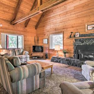 7 Mi to Show Low Lake Pinetop Cabin with BBQ!
