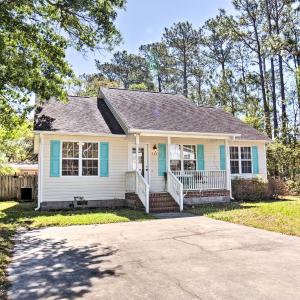 Oak Island Cottage - Walk to Beach and Intracoastal!