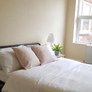 Beautiful 4 bedroom Victorian Apartment Sleeps 7 STOCKPORT