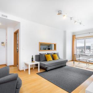 Lisboa, Cidade, Elegant Apartment with Air Cond, Free WIFI and Near Metro, by IG