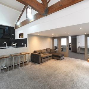 Penthouse Warehouse Slps 18 (61)