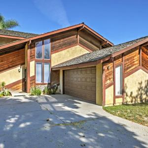 Long Beach Condo with Balcony about 2 Mi to Downtown!