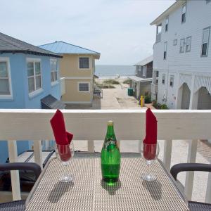 Tybeeland Steps to the Beach with Oceanviews, Beachside of Butler Ave