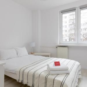 Rondo ONZ Sunny Apartment by BookingHost