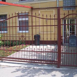 Akacia Apartment - FREE INSIDE PARKING, 2 bedrooms, garden, next to centre