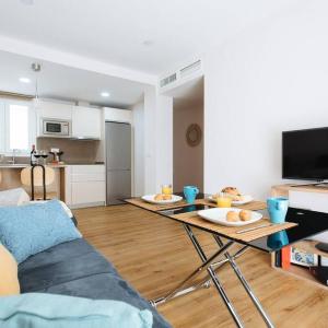 Hostly Sol 2bdr flat with patio in Seville center