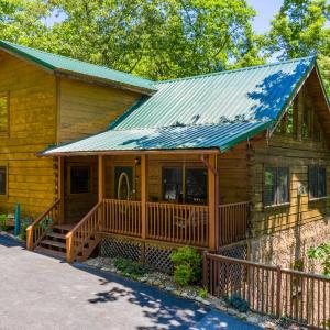 Log Inn, 5 bed 3 bath group cabin in Gatlinburg with game room and hot tub, seasonal resort pool