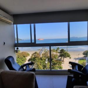 A melhor vista de Santos para 5 pessoas pé na areia