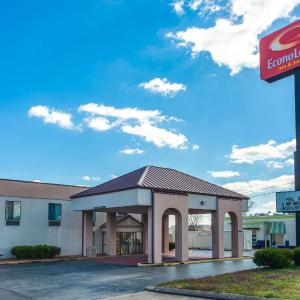 Econo Lodge & Suites Clarksville near Governors Square Mall