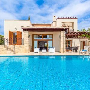 Villa in Kouklia Sleeps 6 includes Swimming pool Air Con and WiFi 7