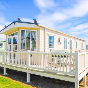Big Skies Platinum Plus Holiday Home with Wifi, Netflix, Dishwasher, Decking