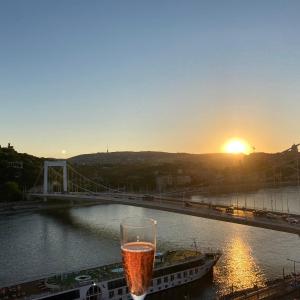 Riverside flat with King Castle view