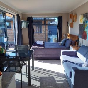 Modern BNB unit with Wifi and Breakfast