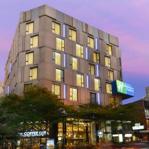 Holiday Inn Express Bangkok Sukhumvit 11 by IHG