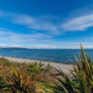 Chalet Mahuta - Five Mile Bay Holiday Home