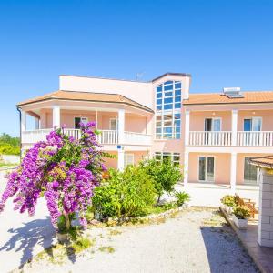 Apartments Tiho i Pave