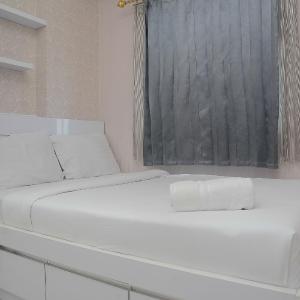 Comfortable 2BR Green Pramuka City Apartment By Travelio