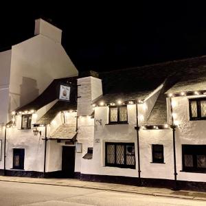 Jolly Sailor Inn - THE OLDEST PUB IN LOOE - Family run and full of charm and character
