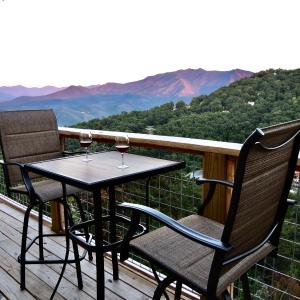 Million Dollar Views! 4 Bedroom, Sleeps 9, close to National Park and 5 mi to Gatlinburg!