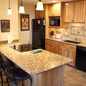 Park Place #C-104 - Walk to Town and the Lifts - Pool and Hot Tub Access