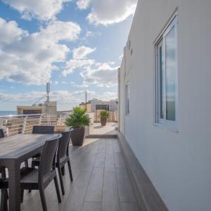 KERNICE Penthouse with Sea and Country Views of Xghajra