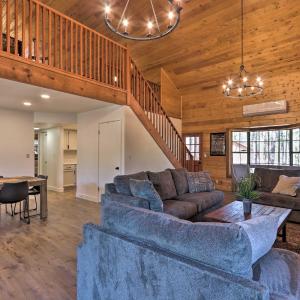 Deck, Games and Fire Pit Modern Pine Cabin!