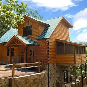 Bearskin Romance- Free Attraction Tickets , WIFI, Pool Table, Air Hockey, Hot Tub!!!
