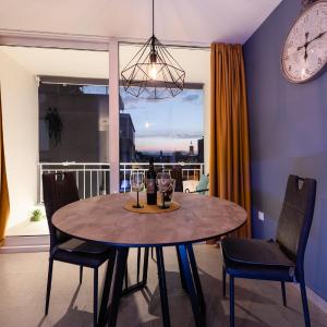 Kailani Luxury Central 3 Bedroom, 3 Bathroom Apartment With a Sunny Balcony