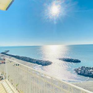 GuestHost - Sea View Apartment 5 mt from the beach