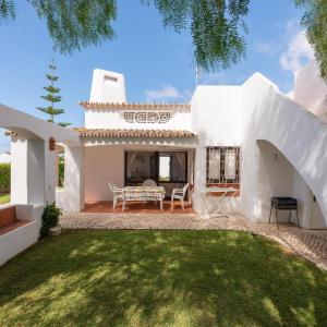 Oura Family House