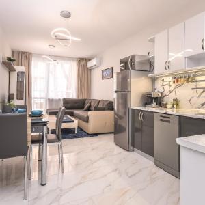 Stylish Residential Flat - with Parking & Balcony by Flat Mаnager