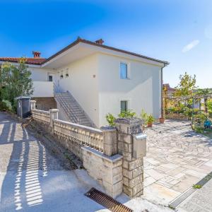 1 Bedroom Nice Apartment In Lucija