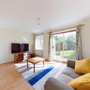 Super 2 bed House with PrivateGarden